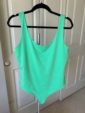 Express Body Contour Scoop Neck Bodysuit Size L